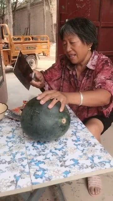 村里吃瓜奶奶,村里吃瓜奶奶的趣事连连