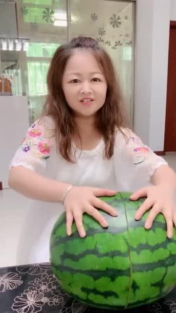 快乐的小孩吃瓜,快乐小孩的甜蜜时光