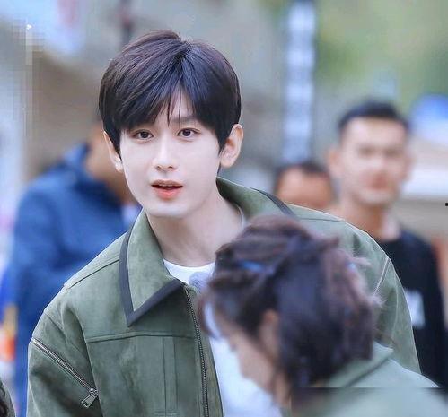 成毅吃瓜照片高清,太接地气了！