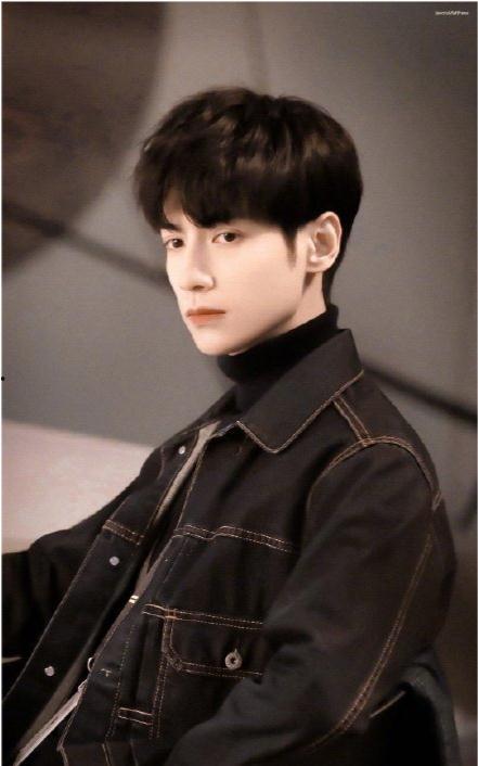 成毅吃瓜照片高清,太接地气了！