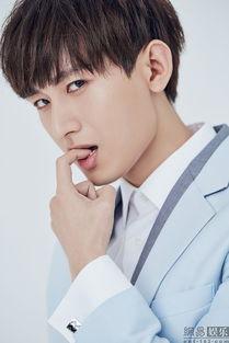 成毅吃瓜照片高清,太接地气了！