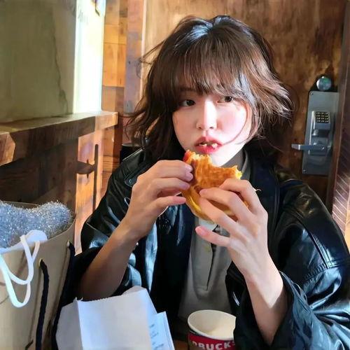 兄妹吃瓜头像真人,真人生动演绎吃瓜日常