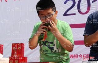 选手直播吃瓜,选手现场挑战吃瓜大赛，趣味横生！