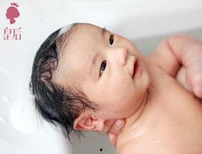 洗头吃瓜宝宝,萌娃日常趣味瞬间