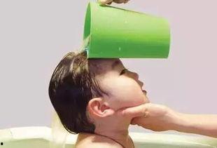 洗头吃瓜宝宝,萌娃日常趣味瞬间