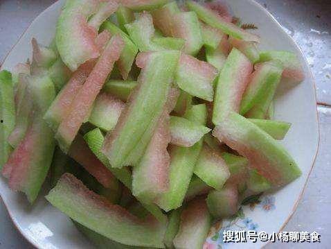 广东女子吃瓜,瓜中藏宝引发热议