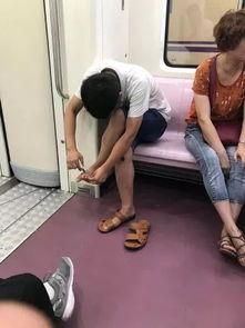 地铁打架吃瓜,围观群众“吃瓜”现场