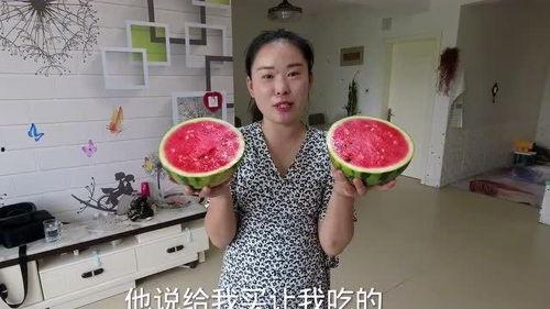 路边买瓜吃视频,体验夏日街头美食风情