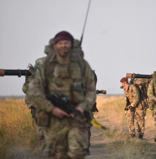 伞兵吃瓜头像高清,高清头像背后的军营生活