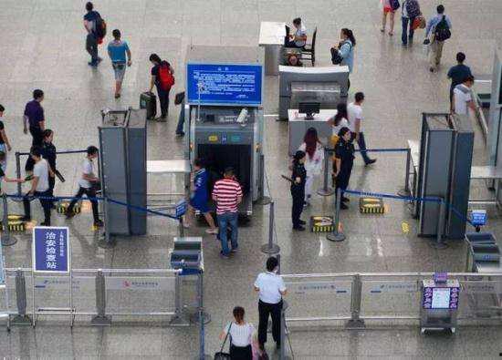 火车安检吃的瓜,火车上的温馨瞬间