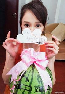 陈乔恩吃瓜少女照片,甜蜜笑容引网友热议