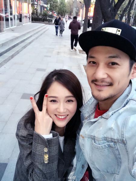 陈乔恩吃瓜少女照片,甜蜜笑容引网友热议