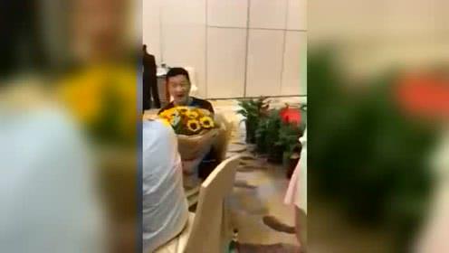 女生车上吃瓜,女生共享美食时光