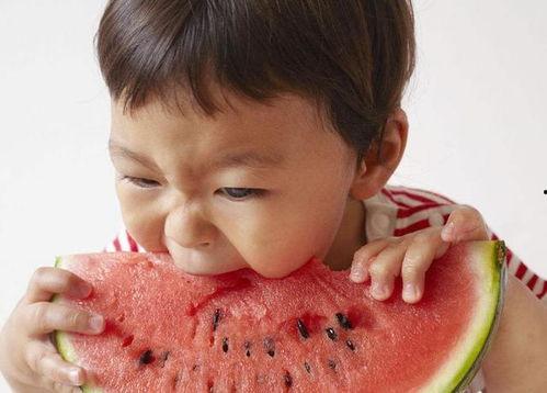 梦见给孙女买瓜吃,温馨一幕，祖孙共享瓜果之乐